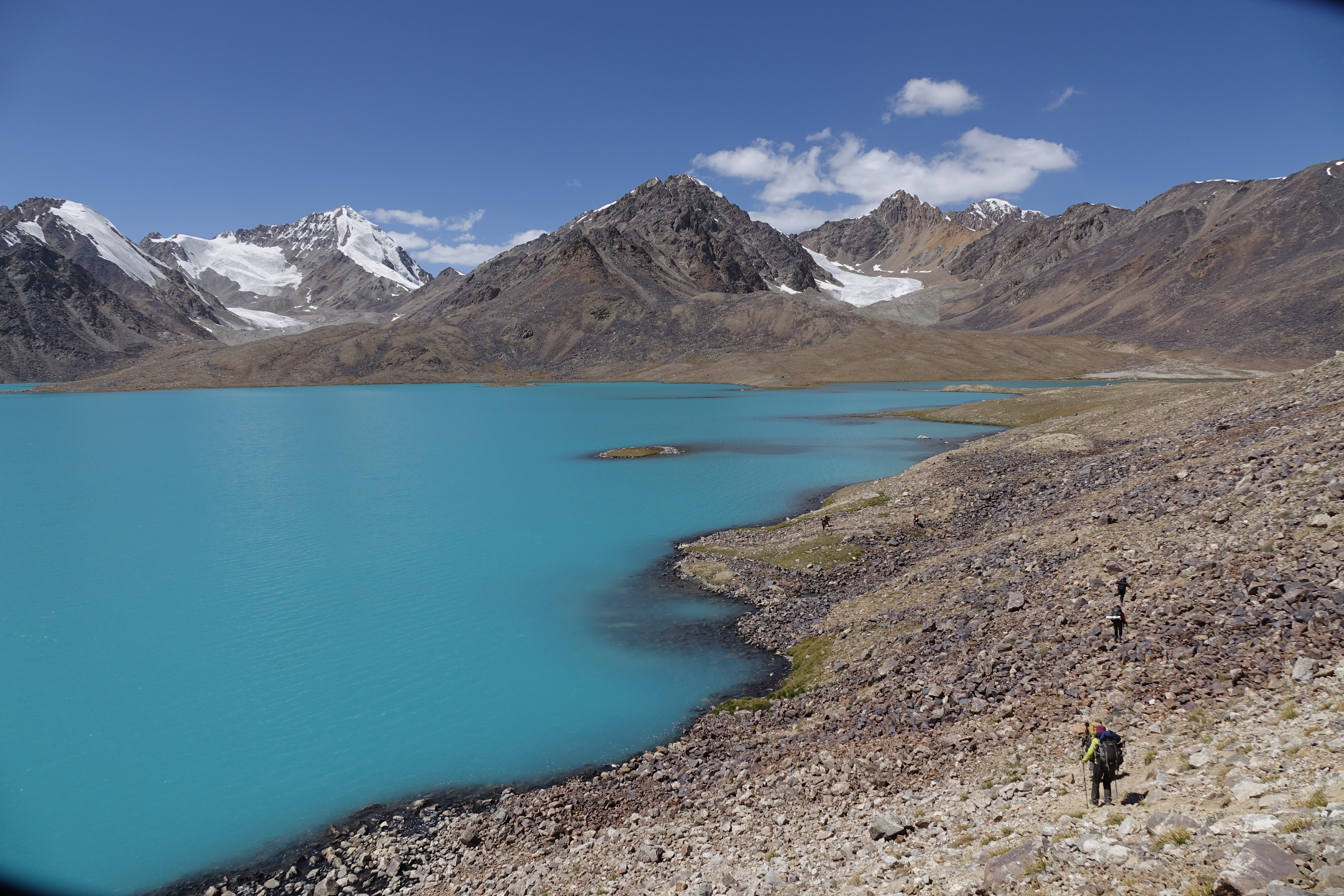 Сарезское озеро таджикистан. Сарезское озеро. Озеро Сарез в Таджикистане. Кули Сарез Памир. Озеро на памире.