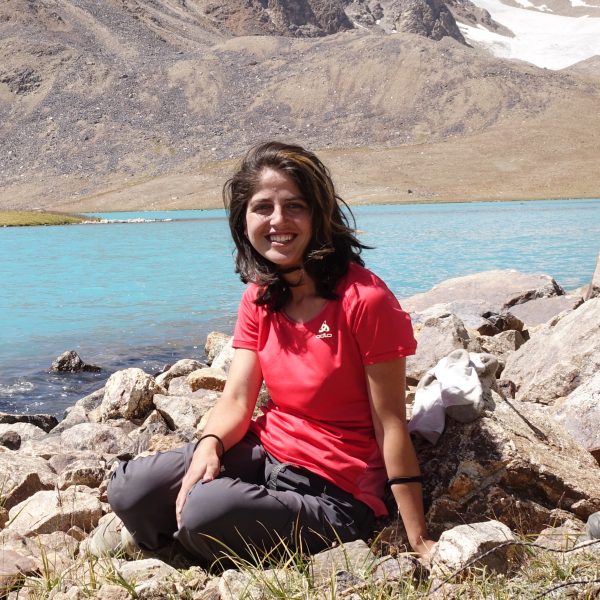 femme souriante devant un lac de montagne