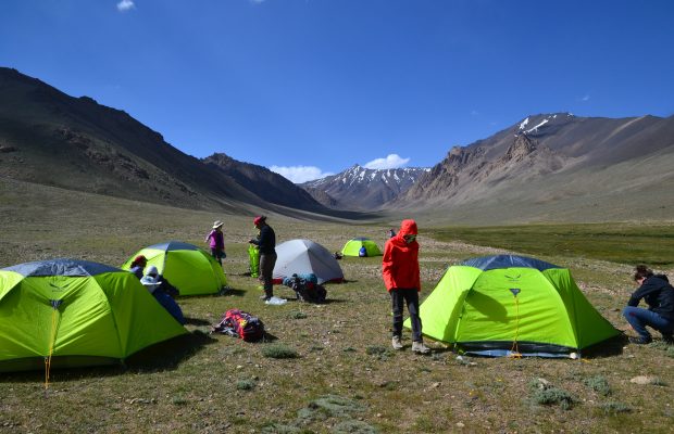 campement et tentes d'adolescentes en montagne