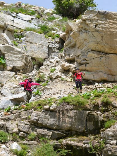 deux femmes marchent dans la montagne et sont heureuses