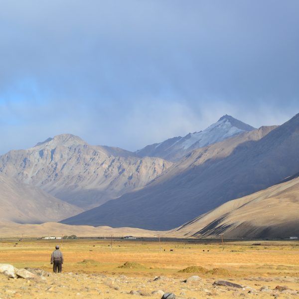 silhouette d'homme contre arrière plan montagneux