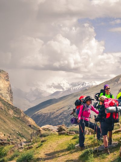 femmes en montagne devant l'hindou kouch