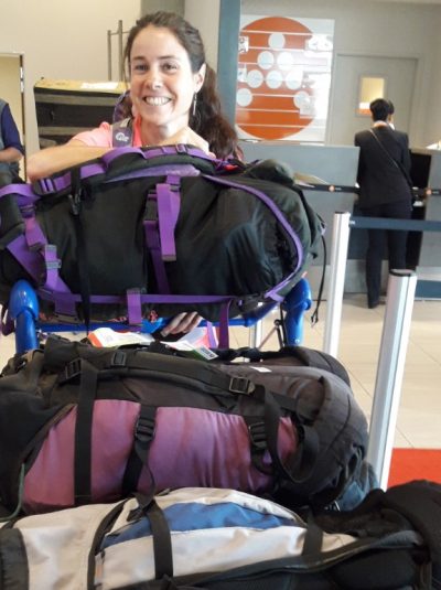delphine lyx avec 70 kg de bagages a l'aeroport